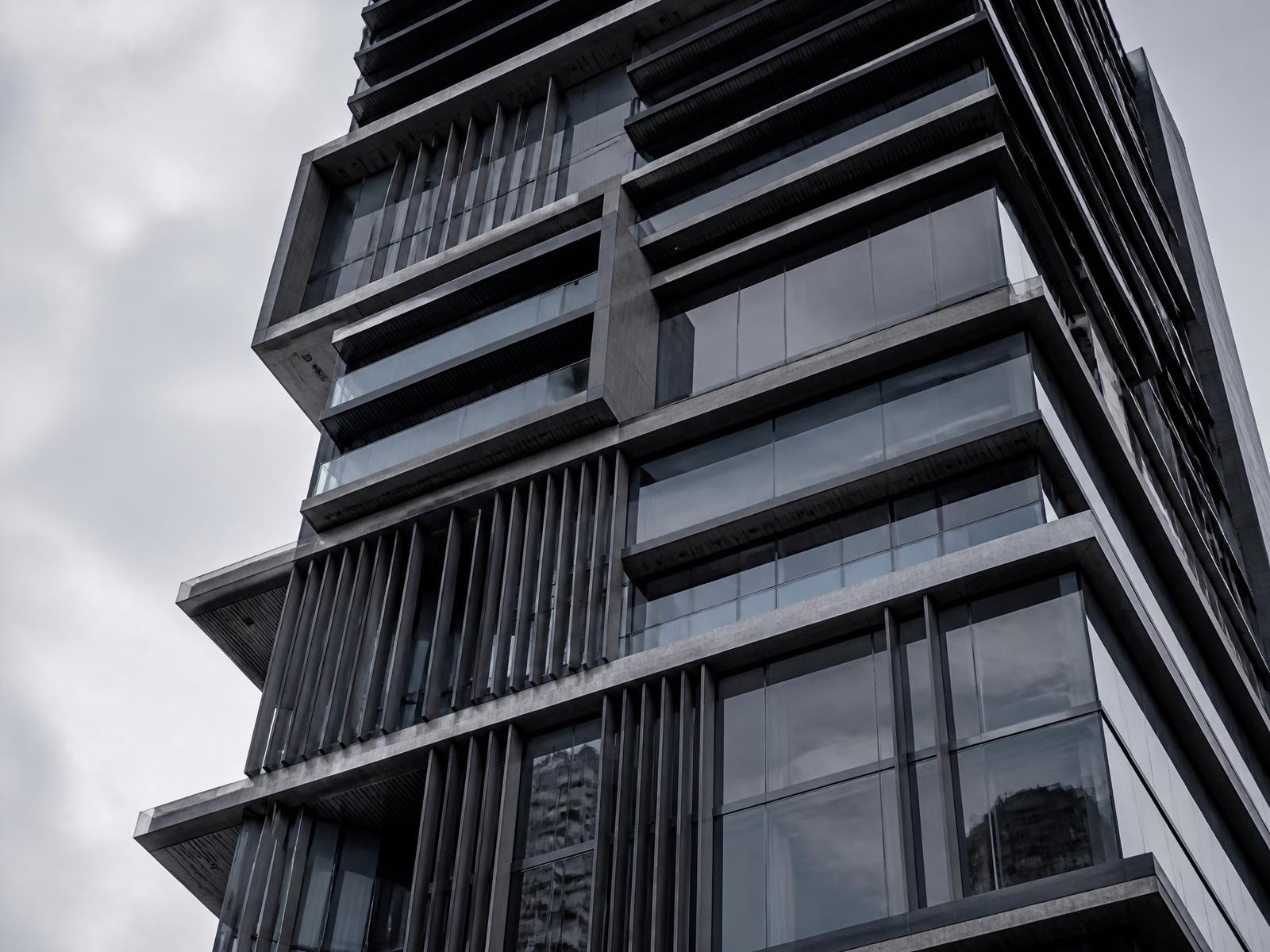 Fachada do empreendimento flagship da exemplo, em concreto aparente e vidro escuro
